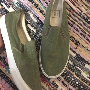 🐢Size 8 Gap green slip ons 🐢